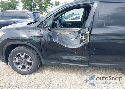 2023 Honda Passport Awd Trailsport z USA, uszkodzony, nr VIN 5FNYF8H63PB028394